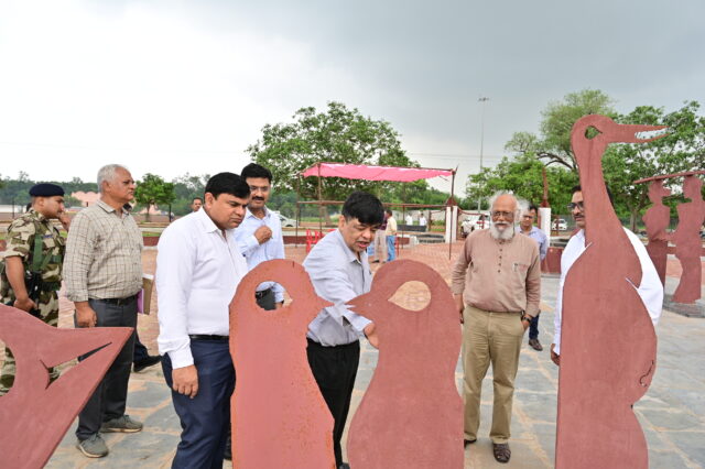 Director Ic (SAIL-BSP) with Artist Jatin Das inspects renovation work of Flight of Steel sculpture (1)