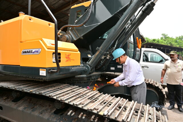 SAIL-BSP’s Plant Garage receives new Rock Breaker, Trucks, and Utility Vehicles (4)