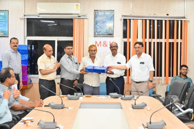 केंद्रीय यांत्रिक संगठन द्वारा कर्मियों को सुरक्षा पुरस्कारों से किया गया सम्मानित (3)